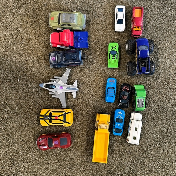 Cars/Trucks Lot Transformer - Picture 15 of 15
